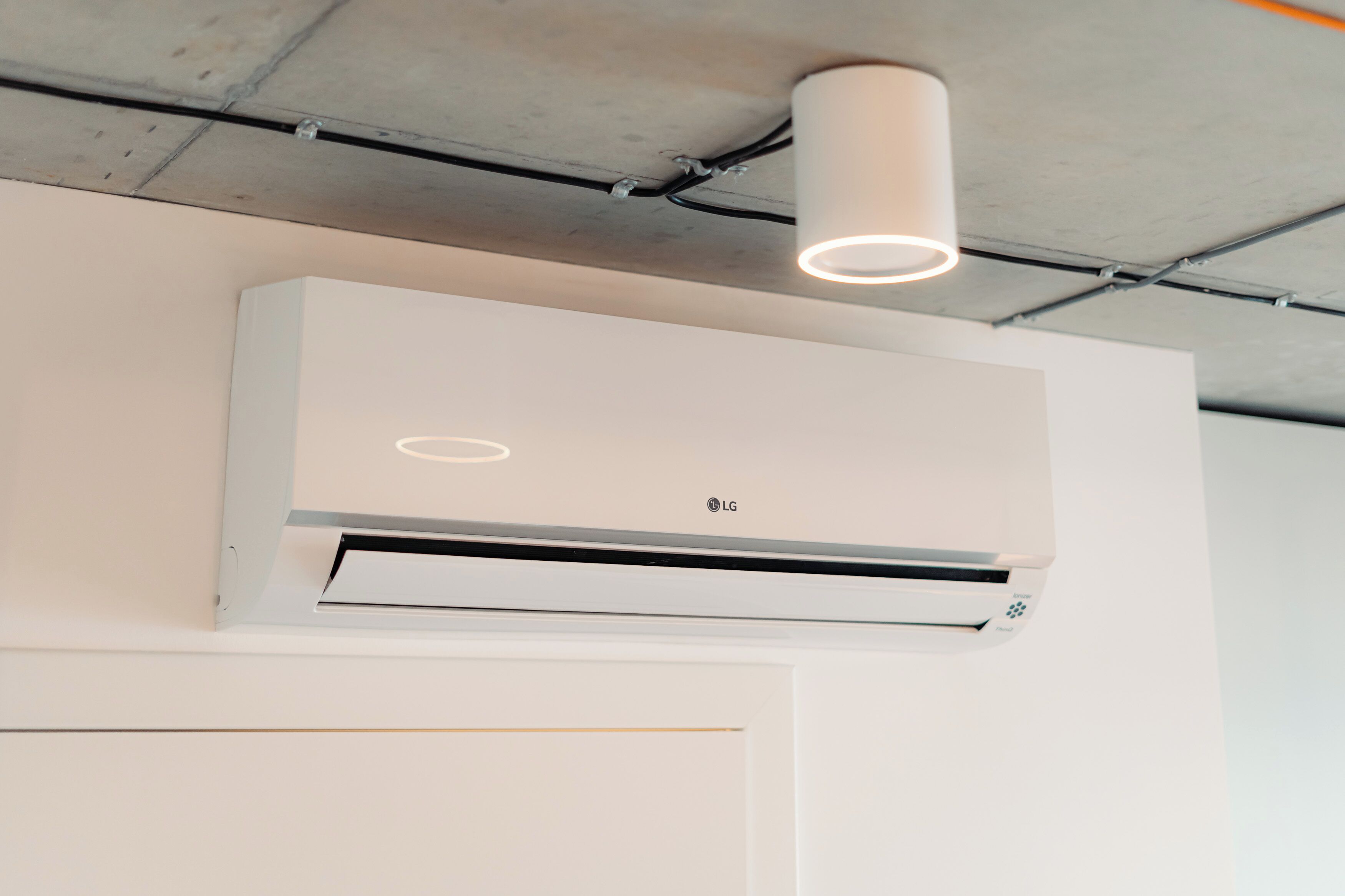 Eine moderne Klimaanlage an einer weißen Wand, mit erkennbarem LG-Logo.