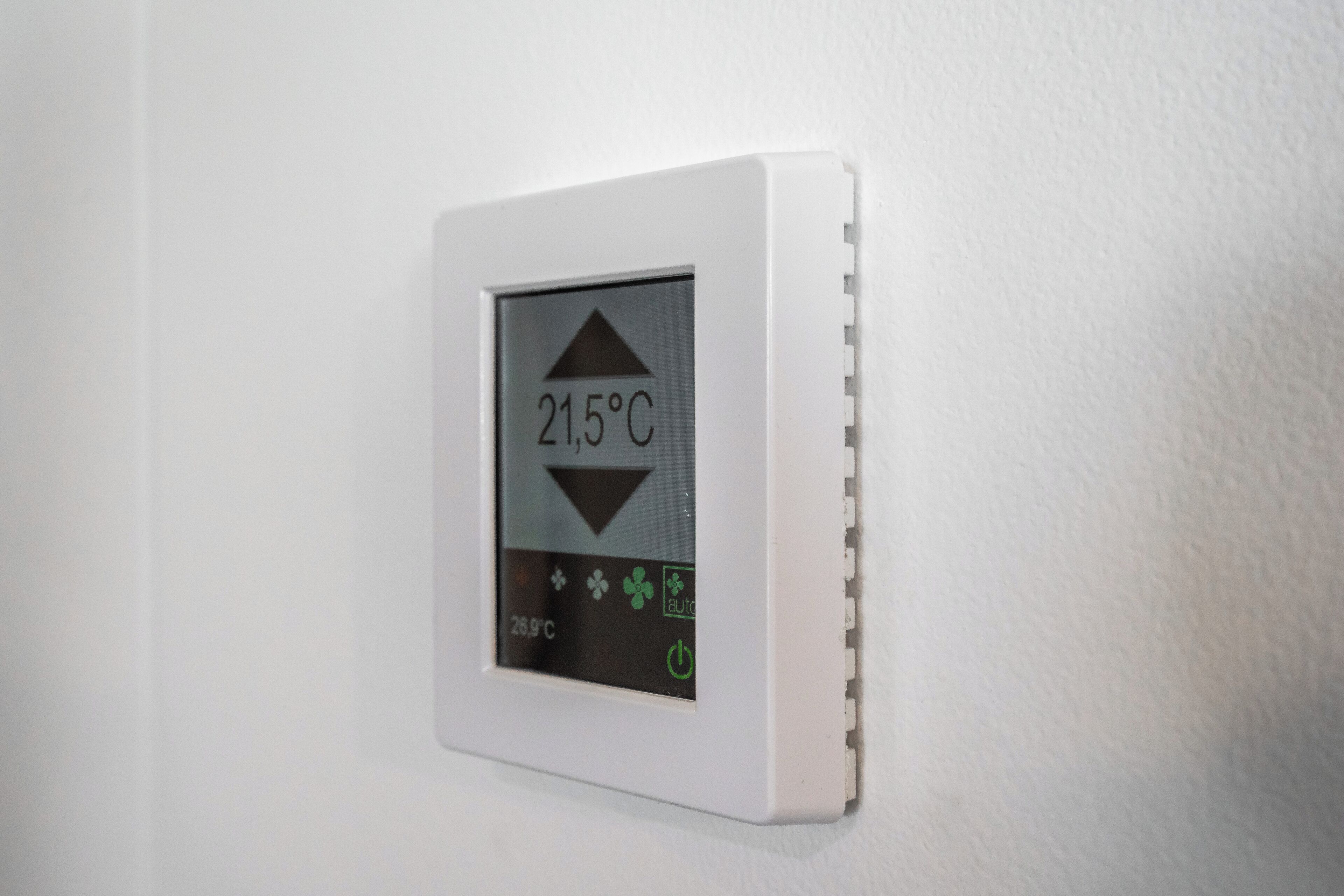 Thermostaat waarop een temperatuur van 21,5 graden Celsius wordt weergegeven.
