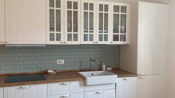 Kühlschrank, Geschirrspüler, Wasserkocher mit Kaffee-/Teezubehör