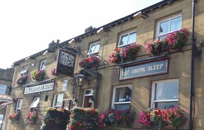 Front of property - OYO The Croppers Arms (Huddersfield)