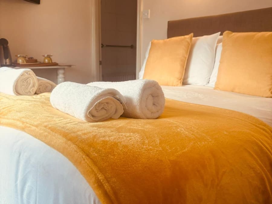 Escritorio, wifi gratis, ropa de cama