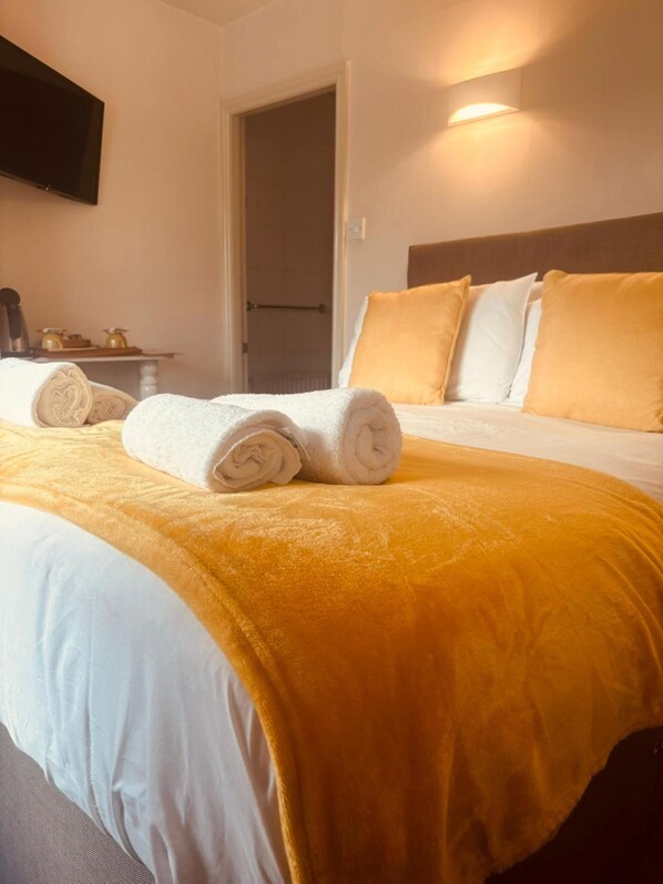 Desk, free WiFi, bed sheets - OYO The Croppers Arms (Huddersfield)