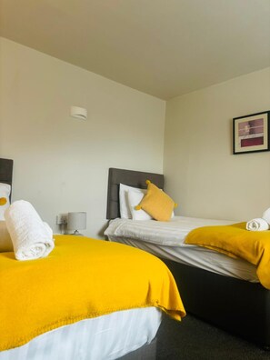 Habitació amb dos llits individuals estàndard, 2 llits individuals | Escriptori, wifi gratuïta i roba de llit 