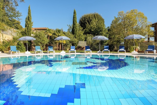 Innenpool, Rettungsschwimmer vor Ort