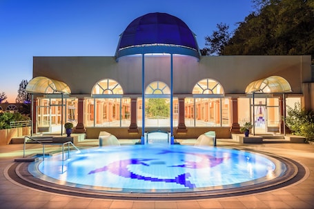 Una piscina techada, guardavidas en la propiedad. TERRASSES DE BORDA
