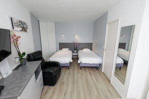 Suite monolocale Classic, balcone, vista giardino | Una cassaforte in camera, ferro/asse da stiro