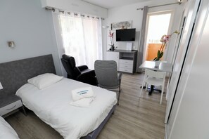 Classic-Studiosuite, Balkon, Gartenblick | Zimmersafe, Bügeleisen/Bügelbrett, kostenlose Babybetten, Zustellbetten