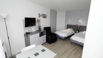 Suite Studio Classique, balcon, vue jardin | Coffres-forts dans les chambres, fer et planche Ă repasser