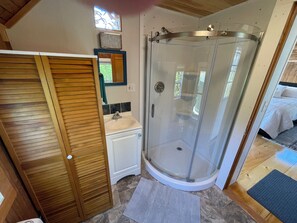 Shower, hair dryer, towels, soap - Cozy Cottage (Surry)