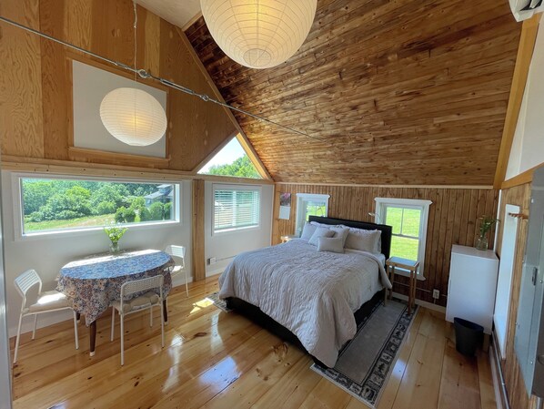 1 dormitorio, tabla de planchar con plancha, wifi y ropa de cama