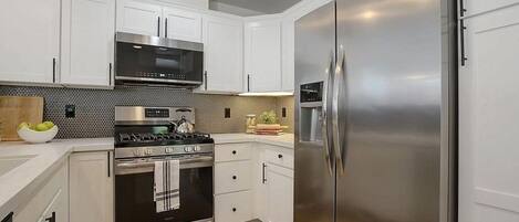 Refrigerador, microondas, horno y parrilla de estufa