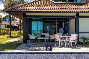 Bungalow | Restaurante al aire libre