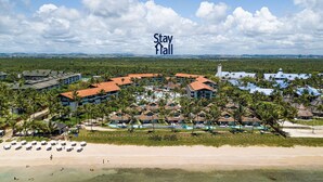 A resort with multiple buildings, a pool area, and a beach. - Bangalô 4qts BeiraMar em Muro Alto-SH034 (Ipojuca)