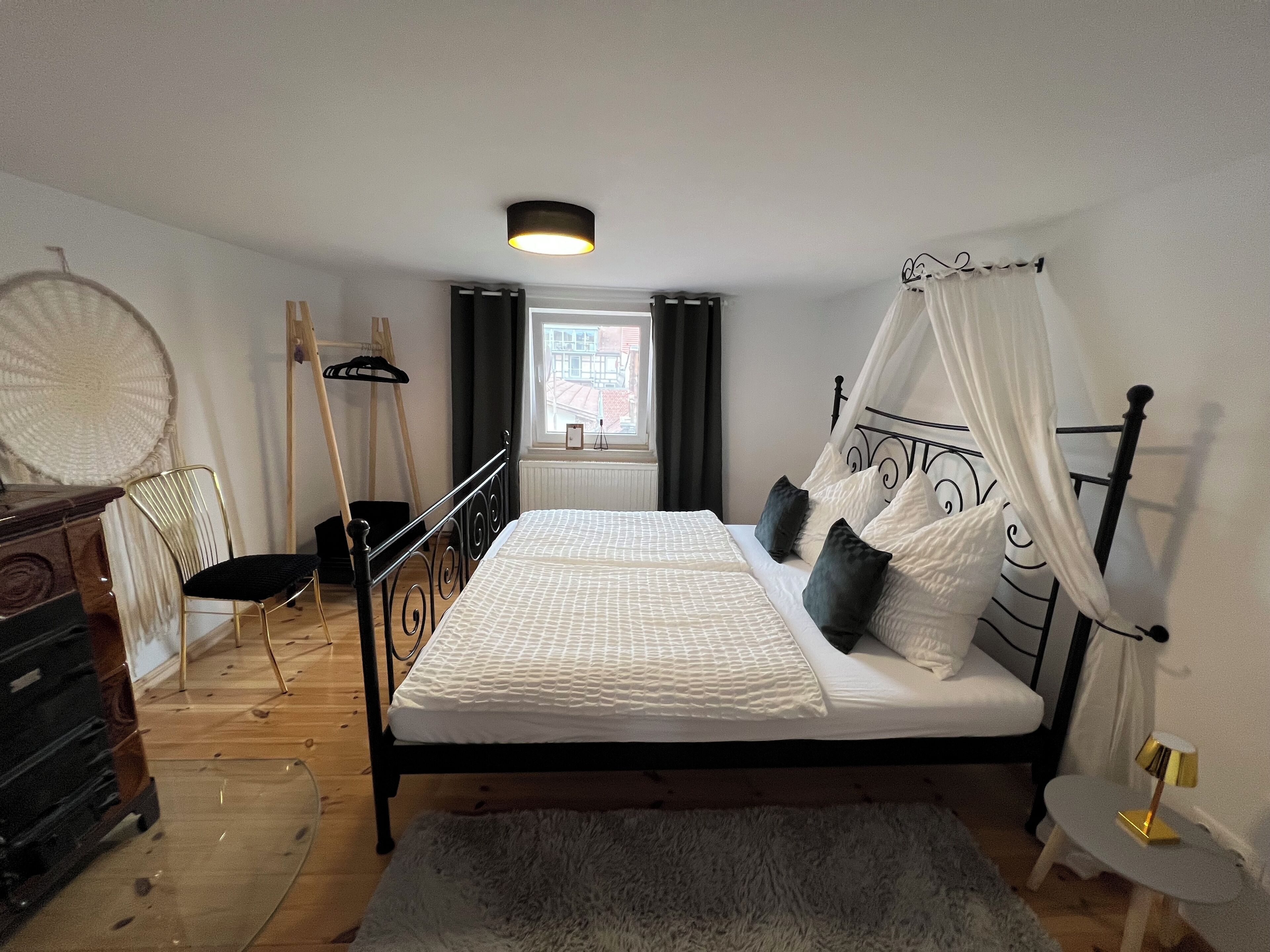 1 bedroom, bed sheets