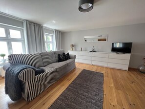 TV, books - Attractive vacation apartment in the heart of Rheinsberg not far from the castle and lake (Rheinsberg)