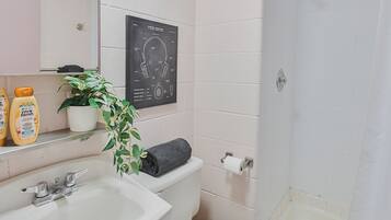Room, 1 Twin Bed, Non Smoking | Bathroom