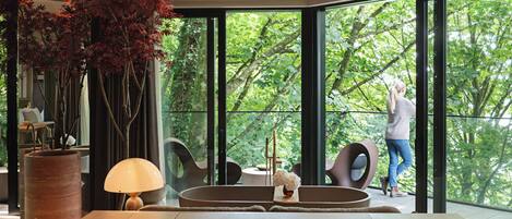 Casa de árbol de lujo | 1 habitación, caja de seguridad en la habitación y cortinas blackout