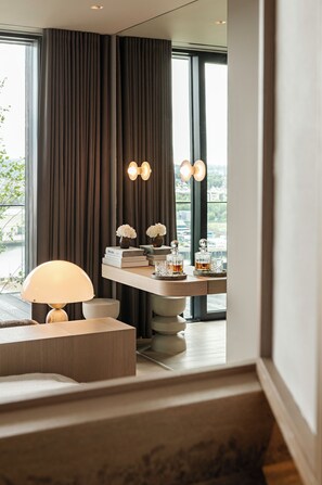 Luxury-Suite, Flussblick | 1 Schlafzimmer, Zimmersafe, Verdunkelungsvorhänge, kostenloses WLAN