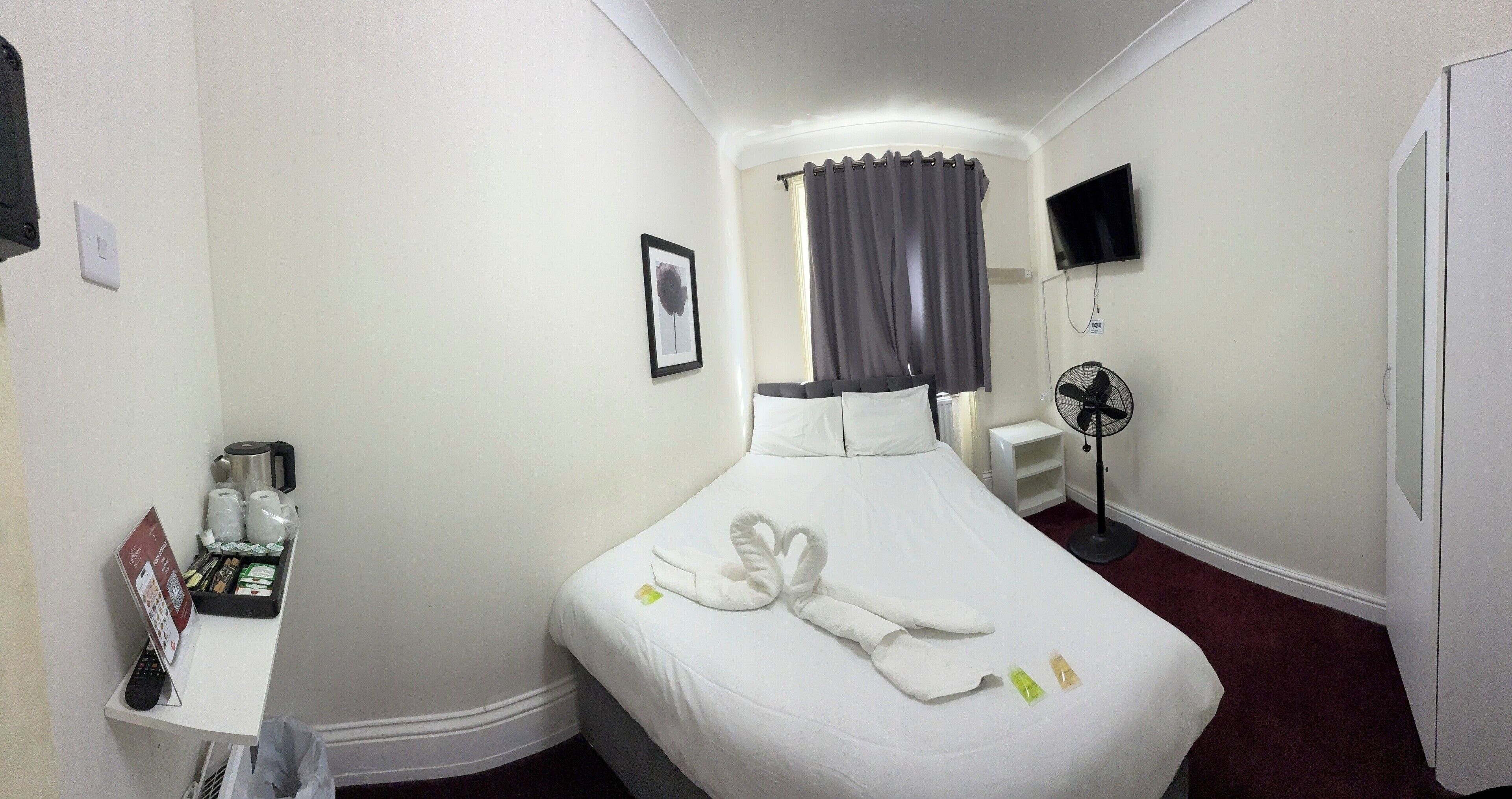 Escritorio, wifi gratis y ropa de cama 