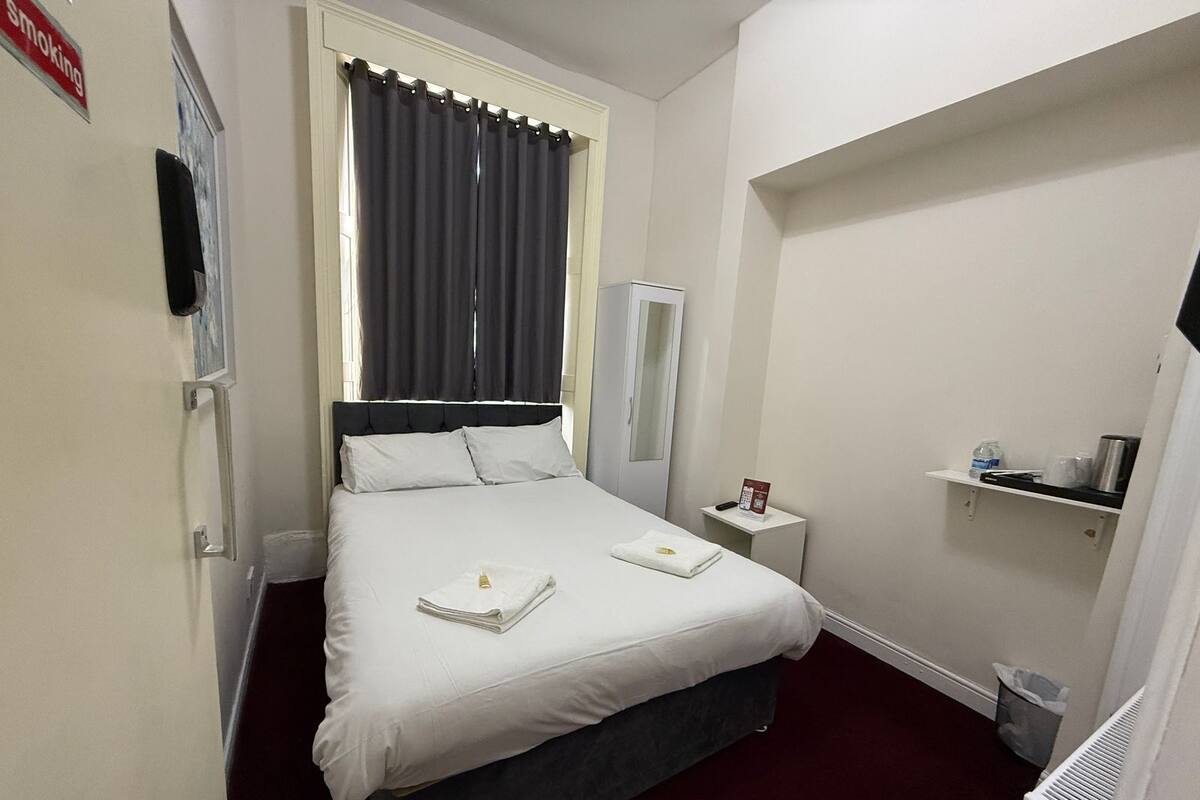 Standard Double Room | Desk, WiFi (free), bed sheets