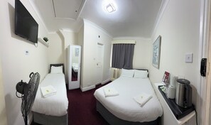 Family Room | Desk, free WiFi, bed sheets - Oban Victoria Hotel (London)