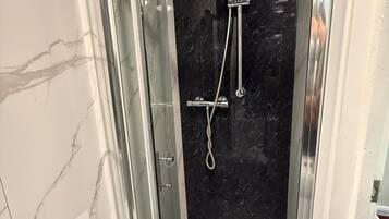 Family Room | Bathroom | Shower, free toiletries, towels, toilet paper
