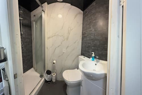 Family Room | Bathroom | Shower, free toiletries, towels, toilet paper