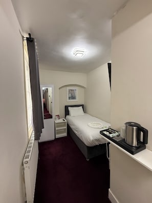Standard Single Room | Desk, free WiFi, bed sheets - Oban Victoria Hotel (London)