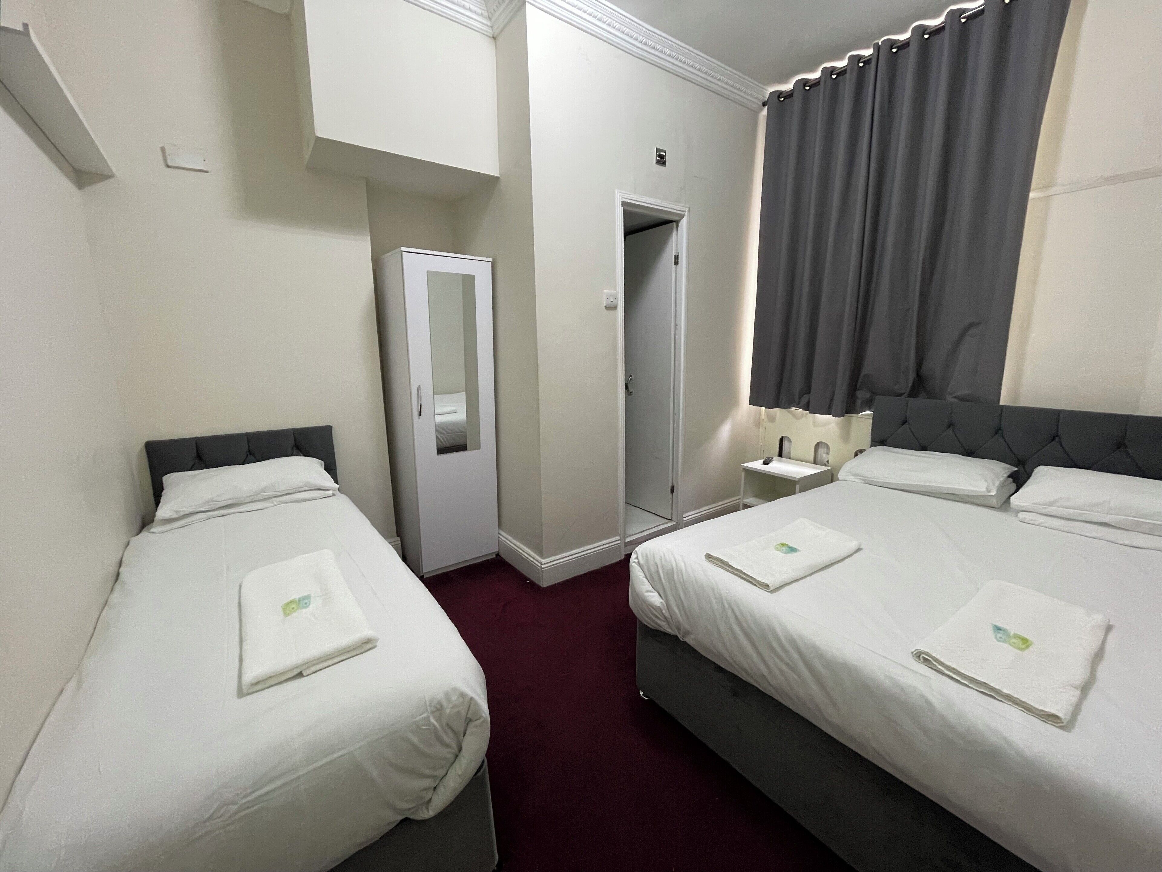 Habitación familiar | Escritorio, wifi gratis y ropa de cama 