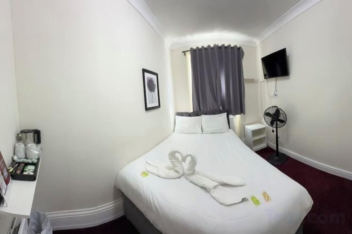 Desk, WiFi (free), bed sheets