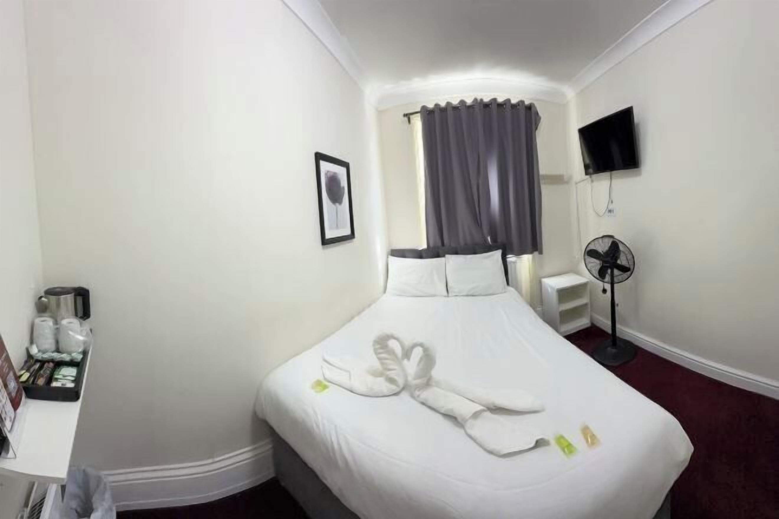 Escritorio, wifi gratis y ropa de cama 