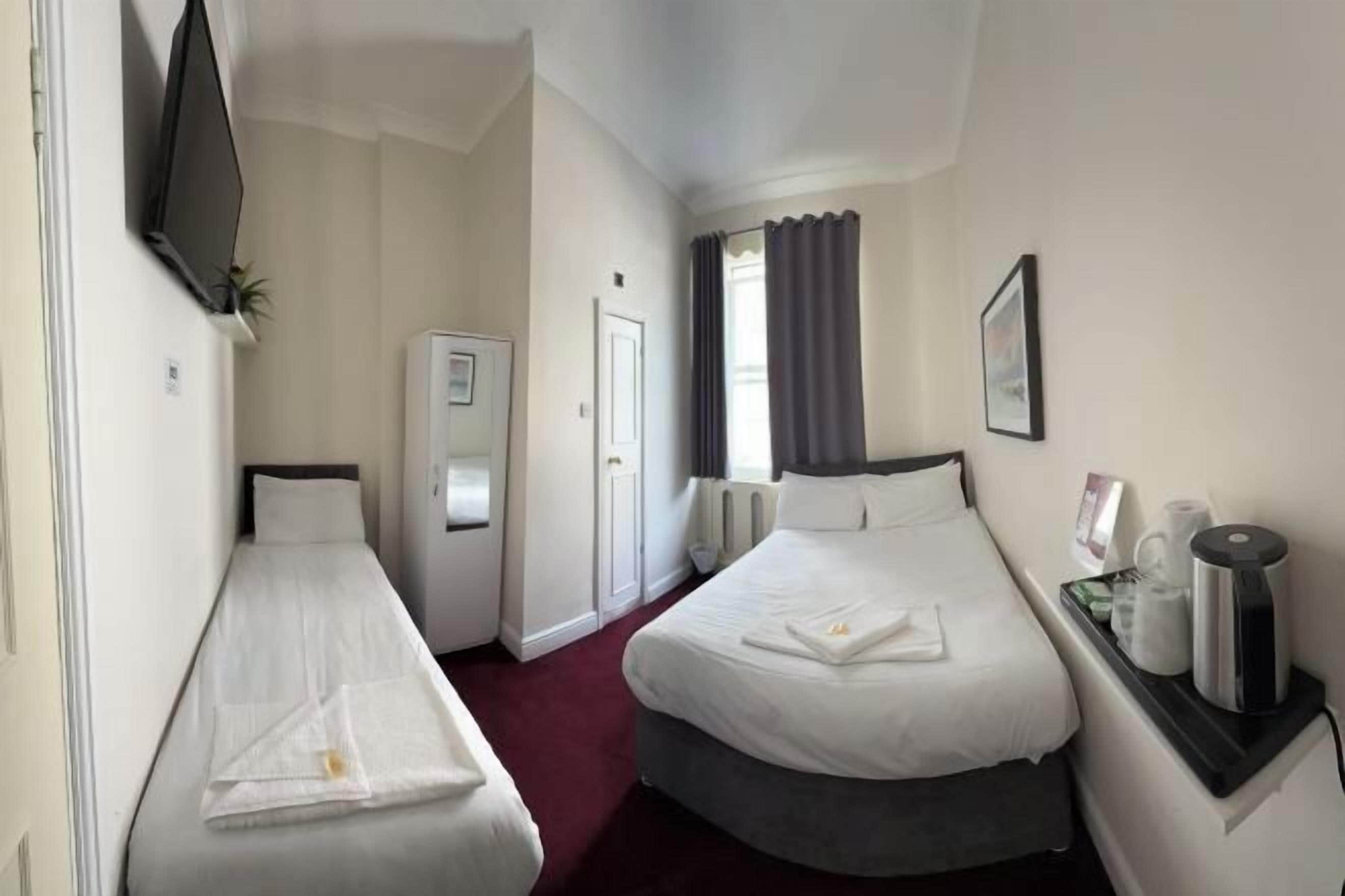 Escritorio, wifi gratis y ropa de cama 