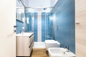 Shower, hair dryer, bidet, towels - Large apartment in the city center and 7 minutes from Poetto  (Quartu Sant'Elena)