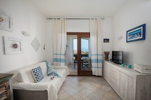 Apartment, Meerblick | Wohnbereich | 35-Zoll-Fernseher mit Satellitenempfang