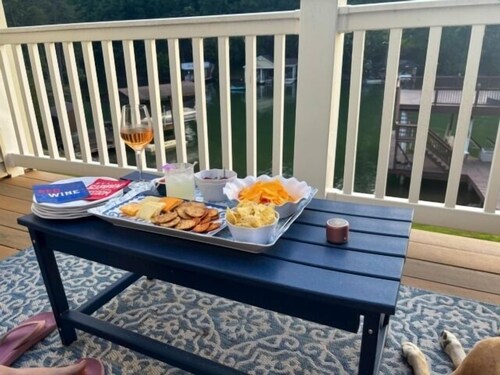 3 kayaks, dock with sundeck, wifi, community pool