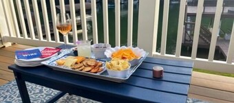 3 kayaks, dock with sundeck, wifi, community pool