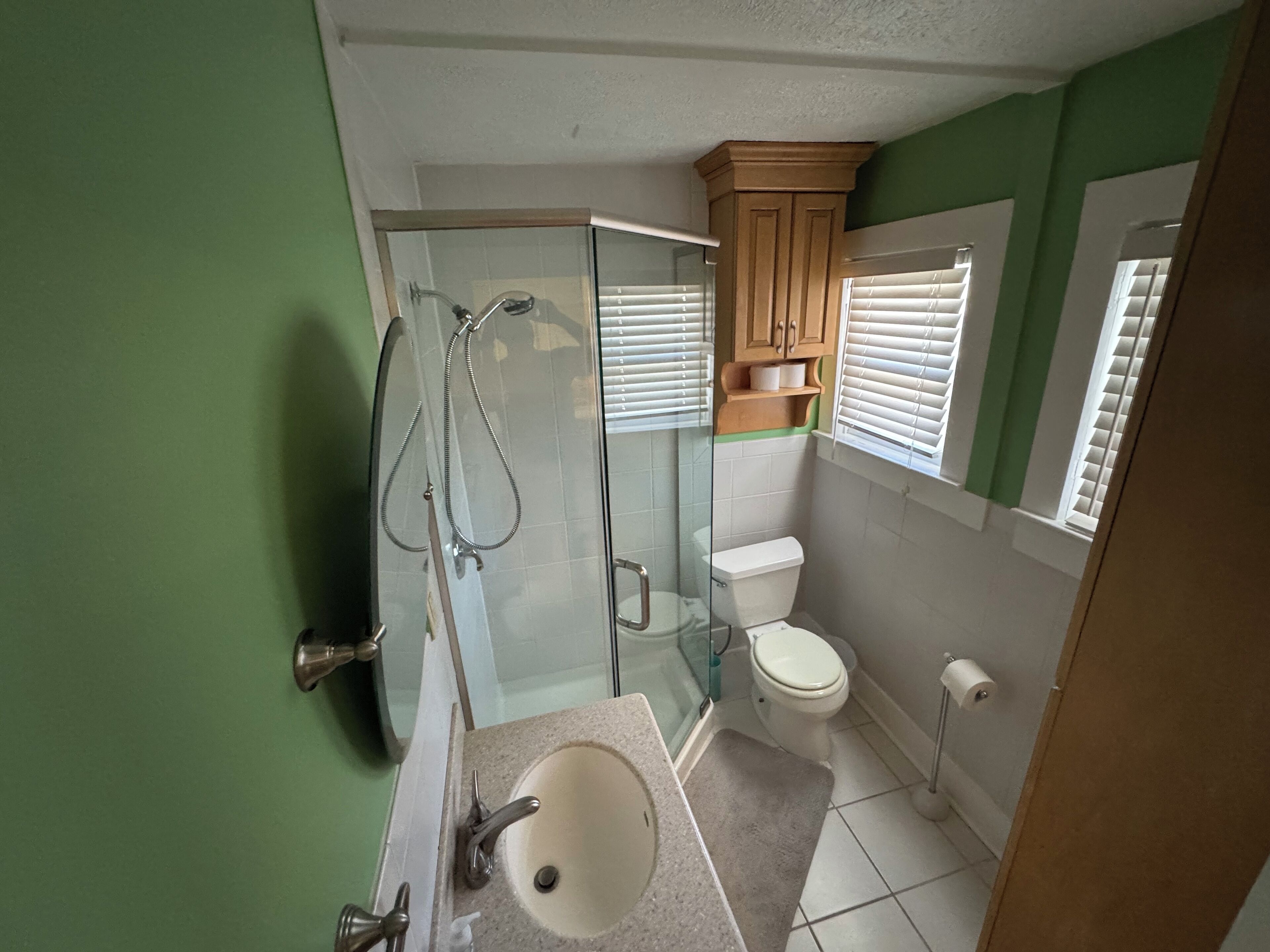 Dusche, Haartrockner, Seife, Toilettenpapier