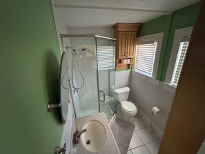 Douche, sèche-cheveux, savon, papier toilette