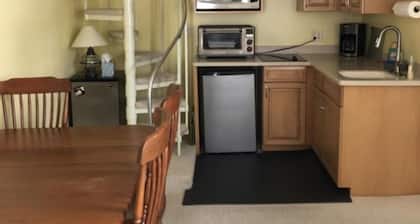 Cozy 1-bedroom condo in wonderful Lakeside Marblehead with WiFi, AC