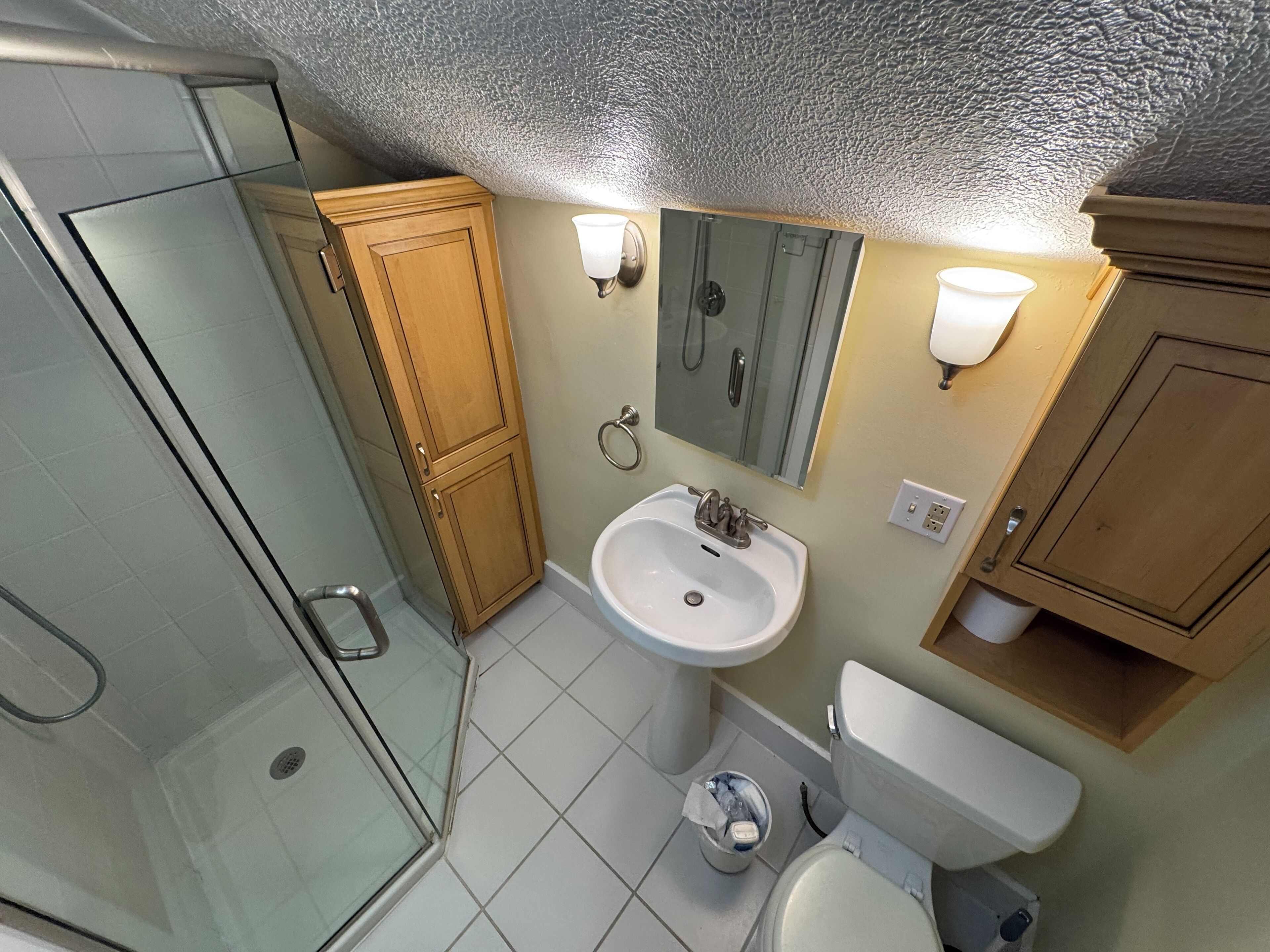 Douche, séchoir à cheveux, savon, papier de toilette