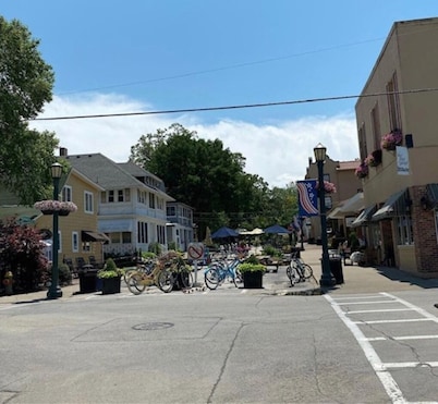 Cozy 1-bedroom condo in wonderful Lakeside Marblehead with WiFi, AC