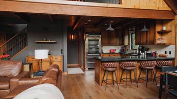 Cabin, 3 Bedrooms, Balcony, Garden View | Interior