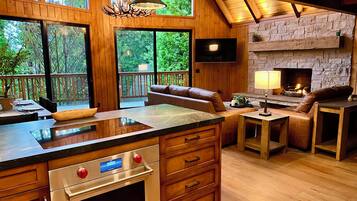 Cabin, 3 Bedrooms, Balcony, Garden View | Interior