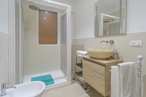 Bruser, hårtørrer, bidet, håndklæder