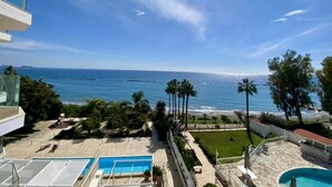 Una propiedad frente a la playa con piscina, zona de playa y vista al océano.