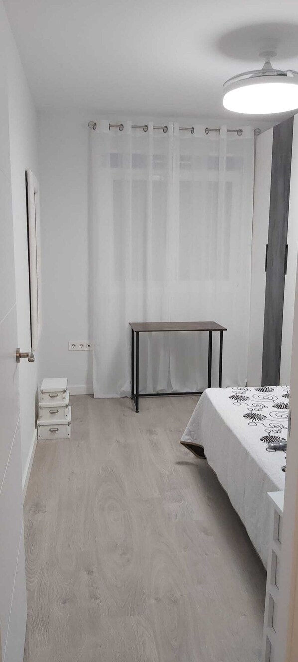 2 Schlafzimmer, Bügeleisen/Bügelbrett