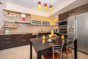 Fridge, oven, dishwasher, coffee/tea maker