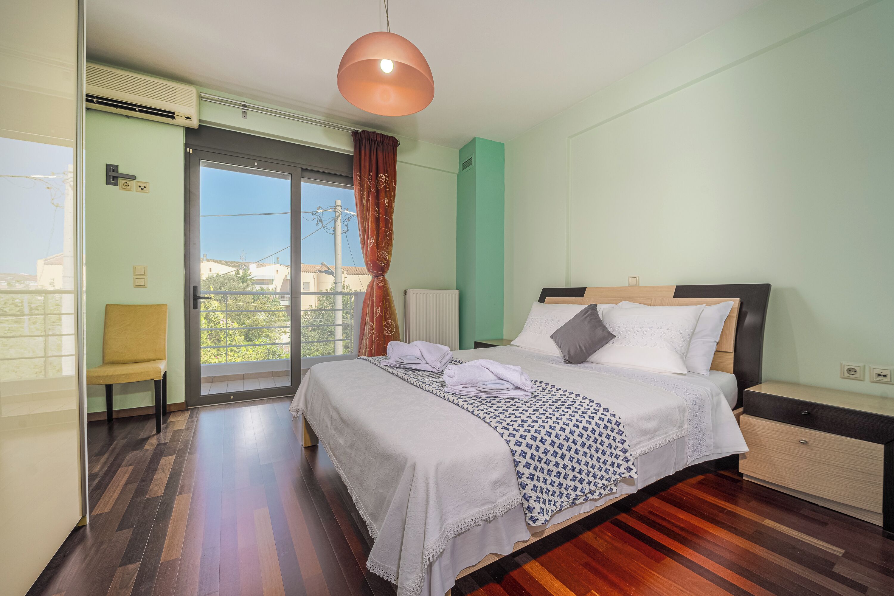 4 bedrooms, desk, iron/ironing board, travel crib