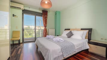 4 bedrooms, desk, iron/ironing board, travel crib