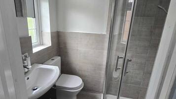 Room, 1 Bedroom, City View | Bathroom amenities